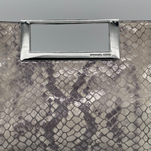 Michael Kors Berkley Medium Clutch Style# 30S4MBKC3E Gray Silver Snakeskin Style - Picture 2 of 9